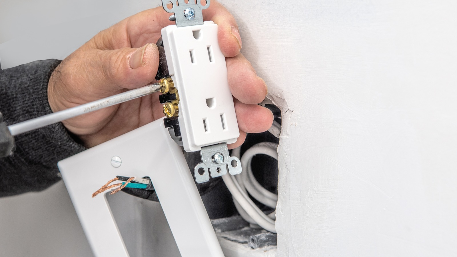 How To Replace An Electrical Outlet Yourself (& When To Call An ...