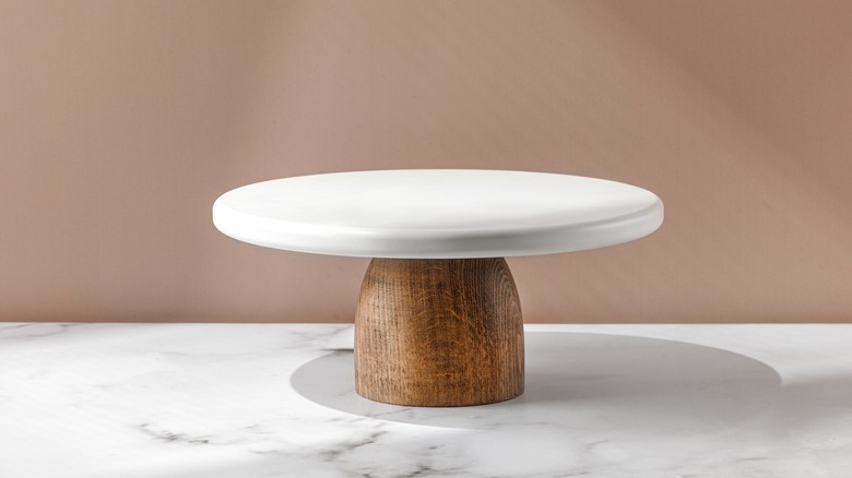 Empty cake stand