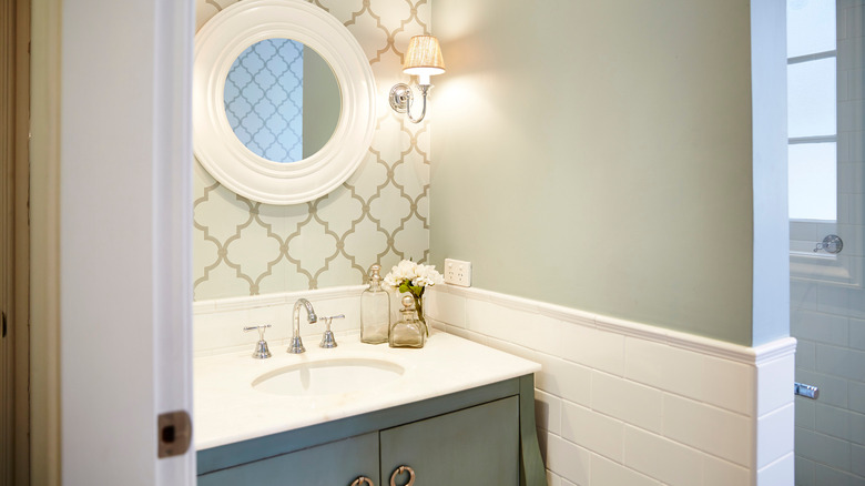 Hamptons-style guest bathroom 