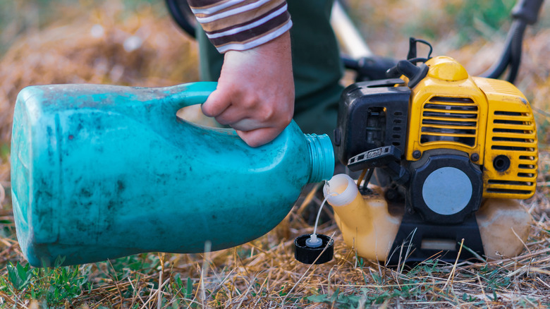 adding fuel to weed eater