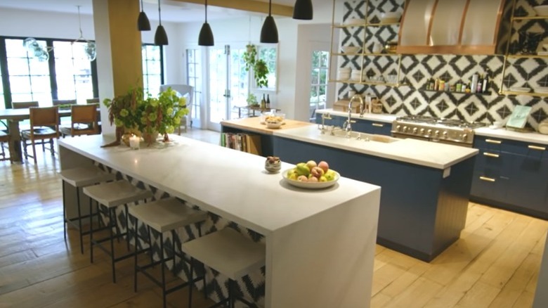 Kitchen with patterned tile