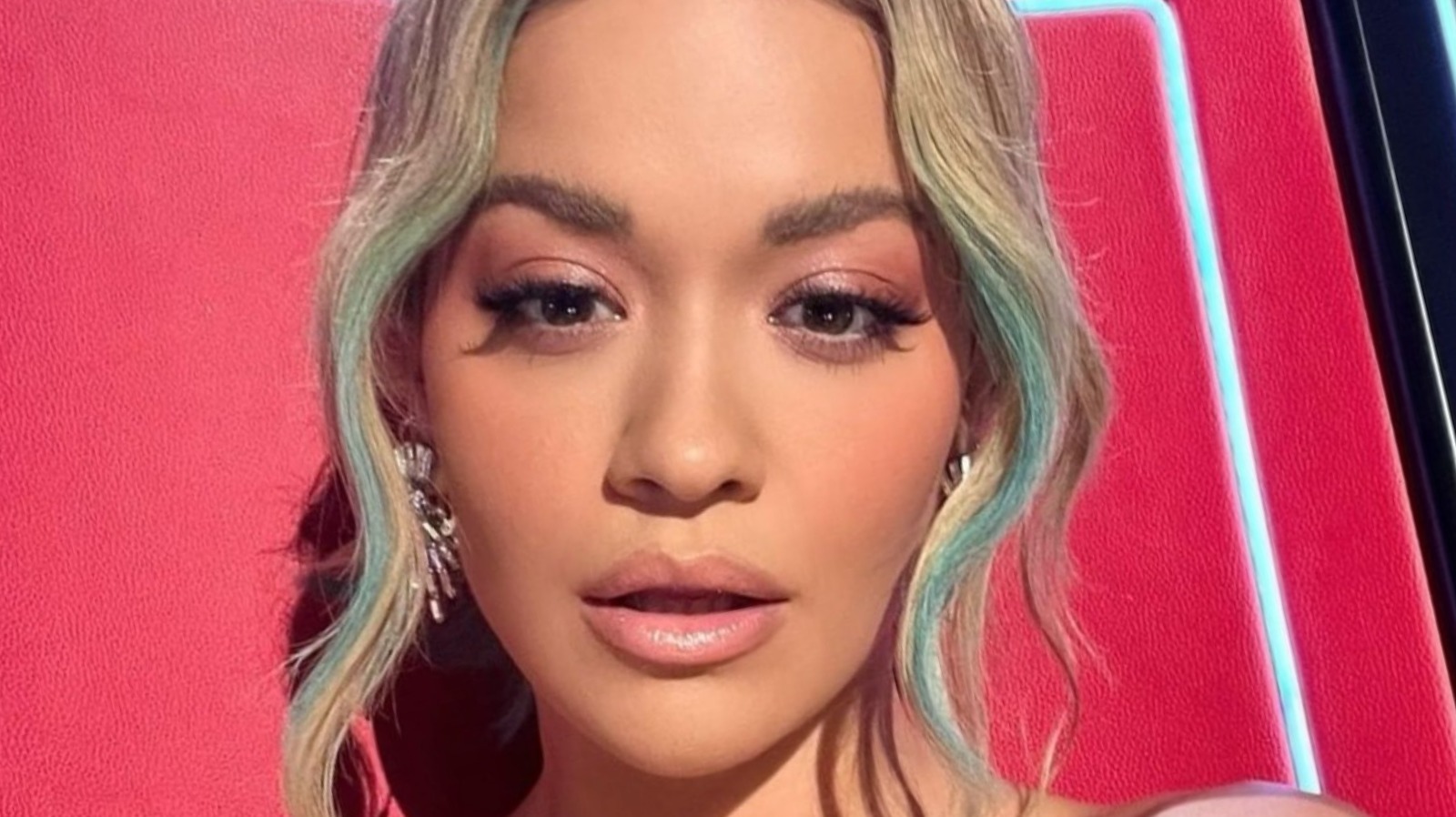 How To Steal Rita Ora s Vintage And Artistic Home Style