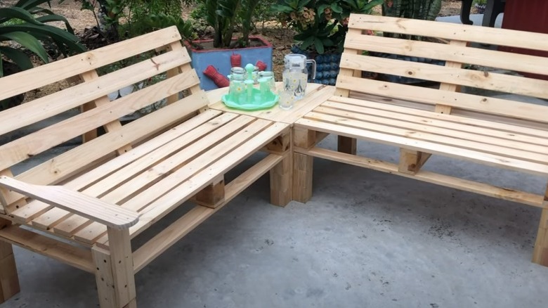 double pallet bench with side table