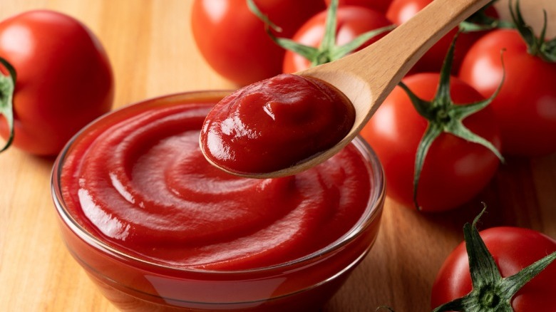 Ketchup and fresh tomatoes 