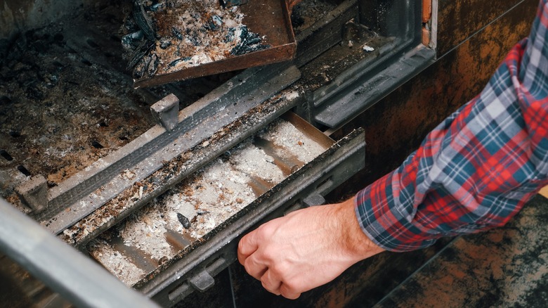 Ash removal from fireplace