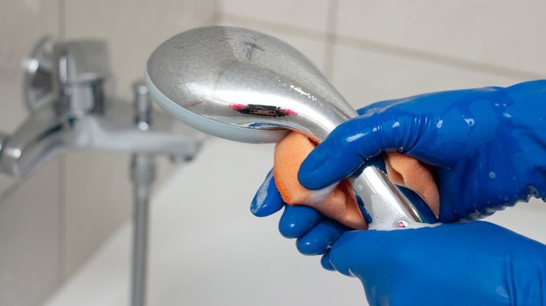 Rinsing shower tile and tub