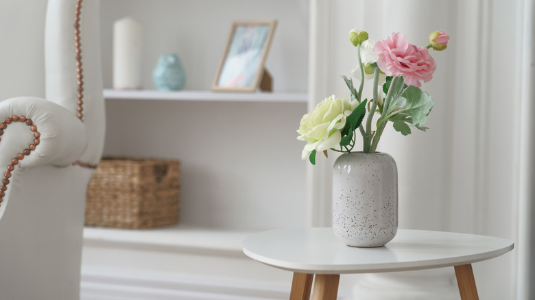 vase with pink and white flowers 