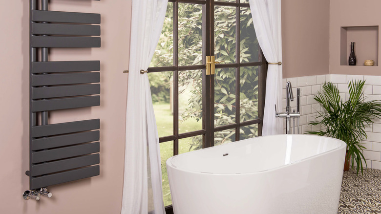 mauve bathroom walls and tub