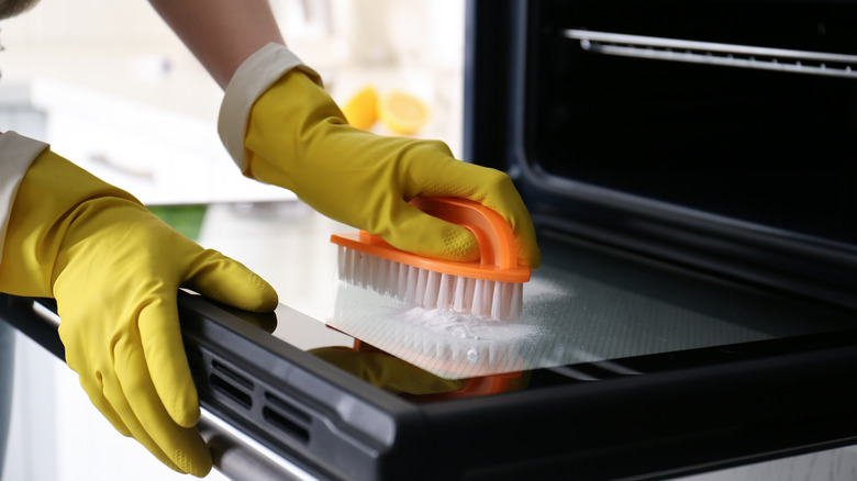 Cleaning oven door with baking soda