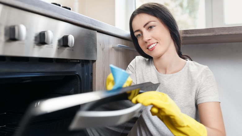https://www.housedigest.com/img/gallery/how-you-should-clean-your-oven-if-you-dont-want-to-use-chemicals/intro-1675454957.jpg