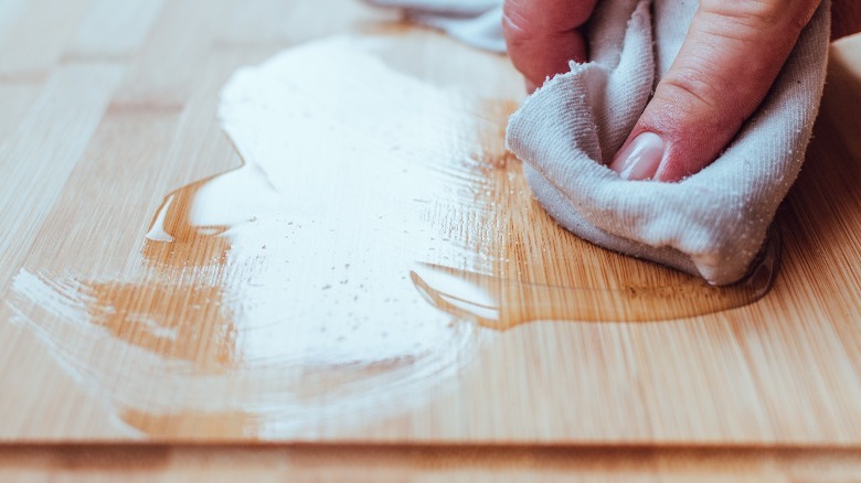 Cleaning wood using olive oil 