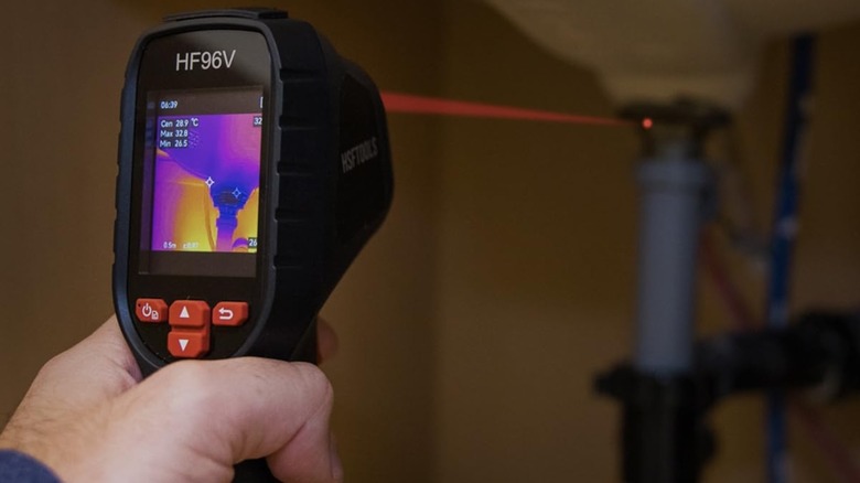 Man using HSFTOOLS HF96V thermal camera with laser pointer on plumbing fixture