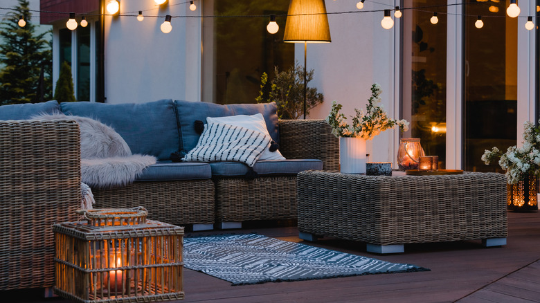 patio with chairs and lamps