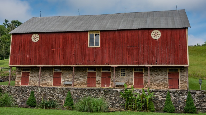 Pennsylvania Dutch barn with hex signs