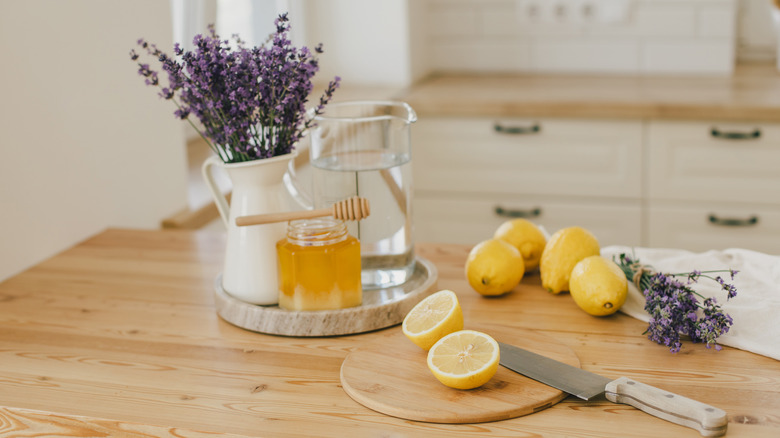 Kitchen tray on counters