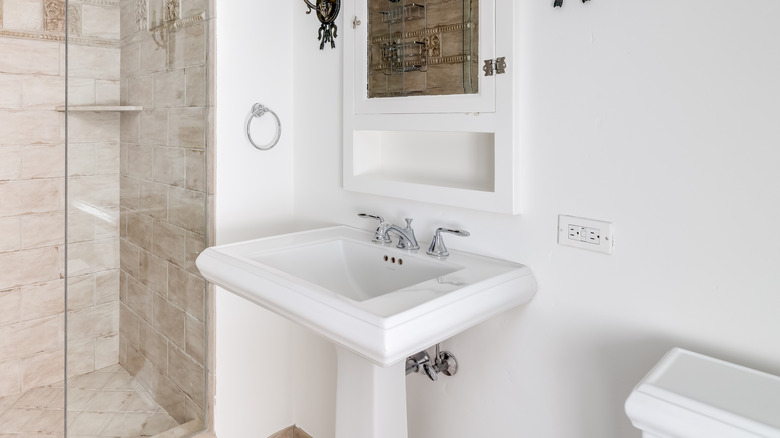 Pedestal sink in bathroom