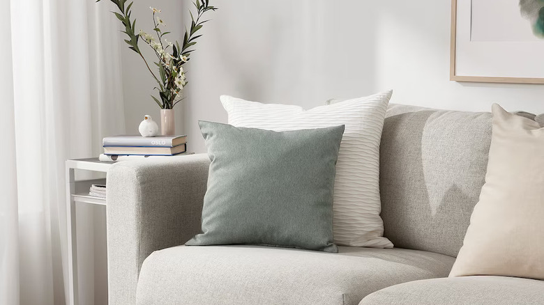 Throw pillows on gray couch