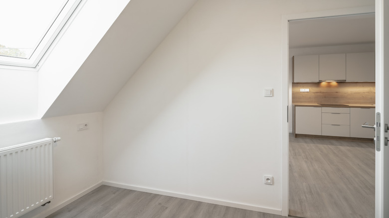 unfurnished slanted ceiling in a home