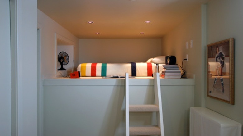 Loft bed 