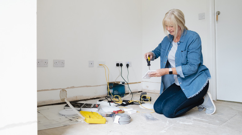 senior woman changing outlet