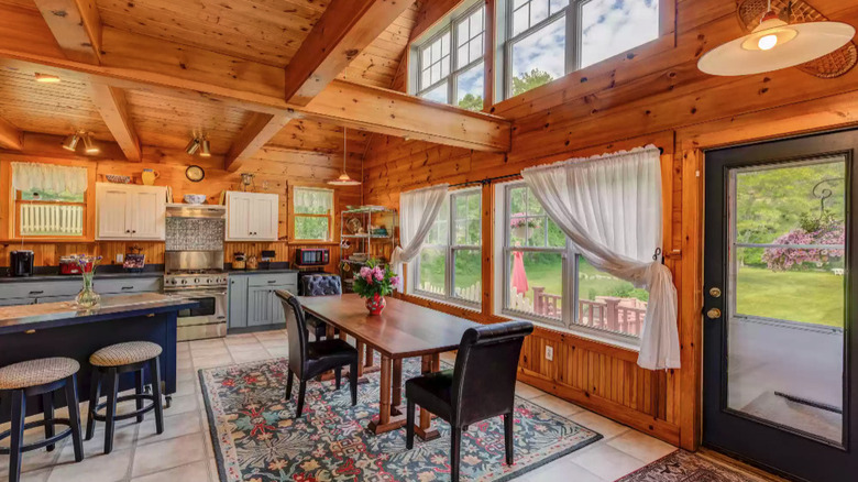 Cozy farmhouse kitchen