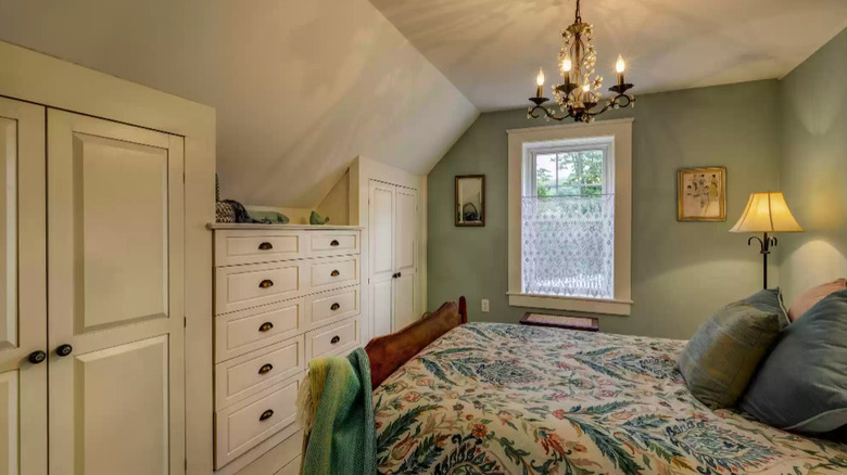 Calm farmhouse bedroom