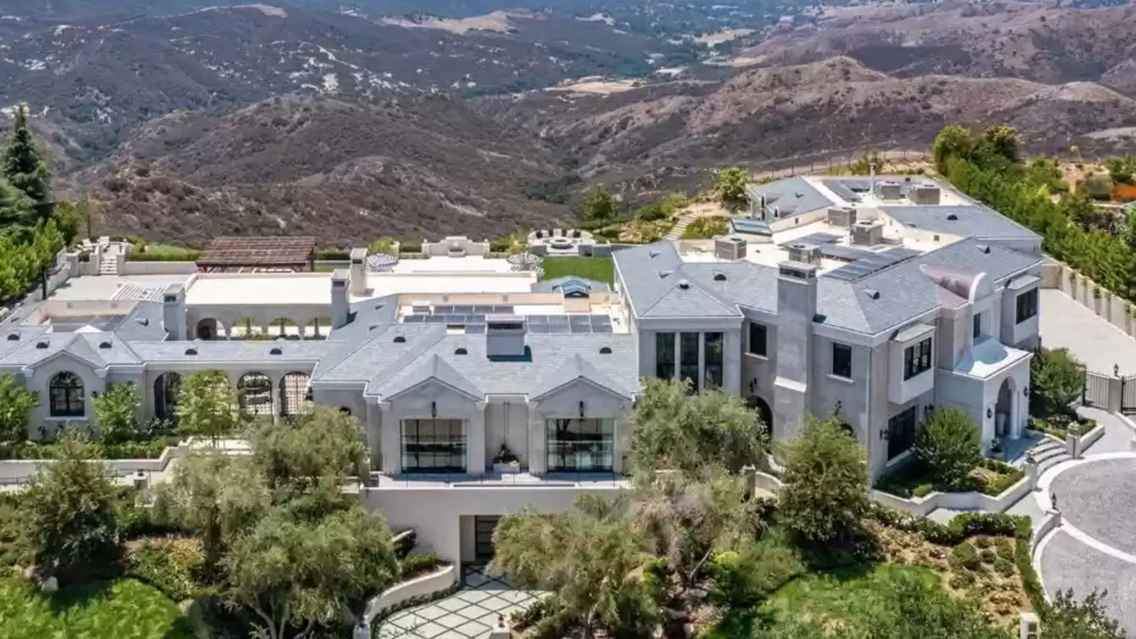 inside-a-luxe-calabasas-mansion-with-a-secret-door-for-25-million