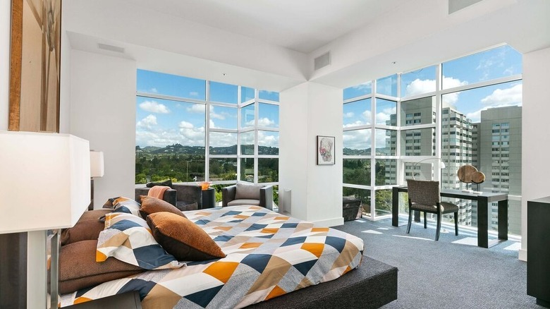 Franki Valli's condo's master bedroom