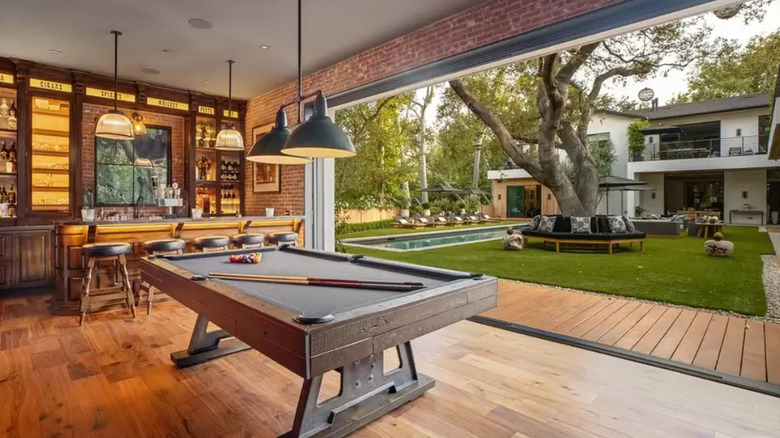 pool table open room