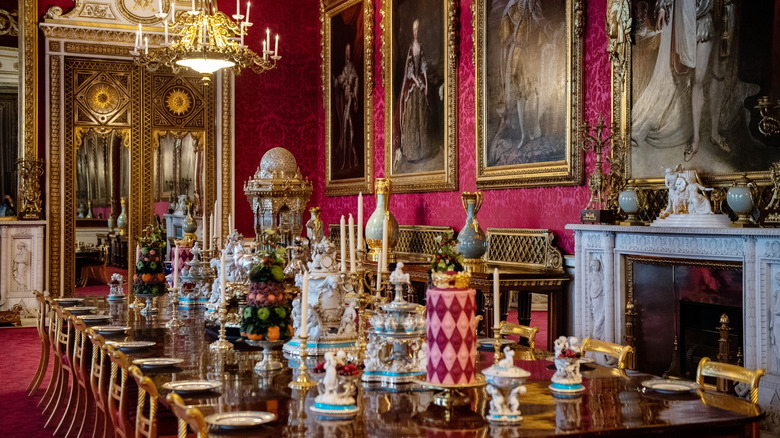 Buckingham Palace dining room