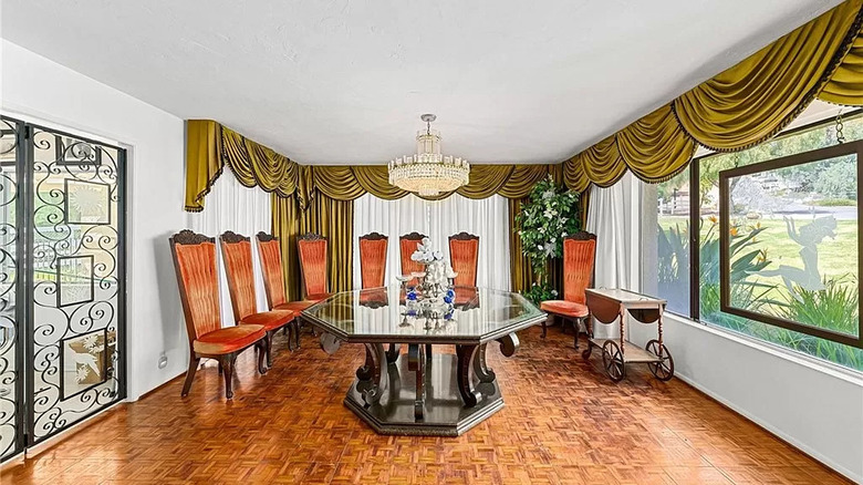 formal dining room 