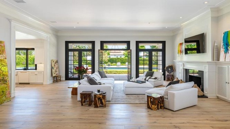 living room with contemporary decor 