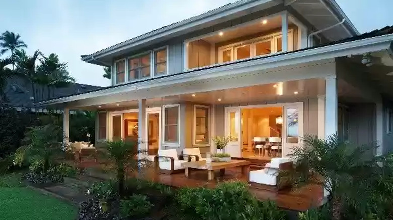 Backyard view of Hawaiian home