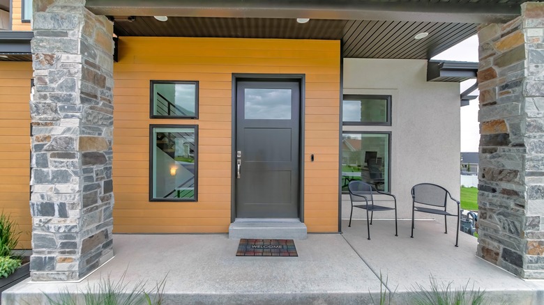 Stone veneer accent patio columns