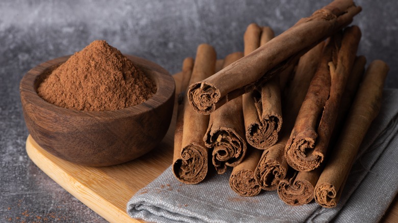 Cinnamon sticks beside powder