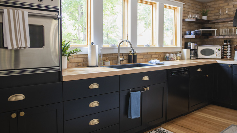 Attractive kitchen with refaced drawers and cupboards that look like new