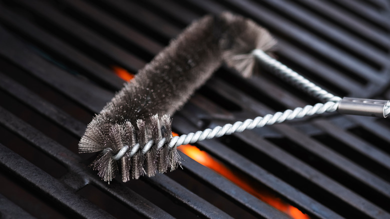 grill brush cleaning grill grates