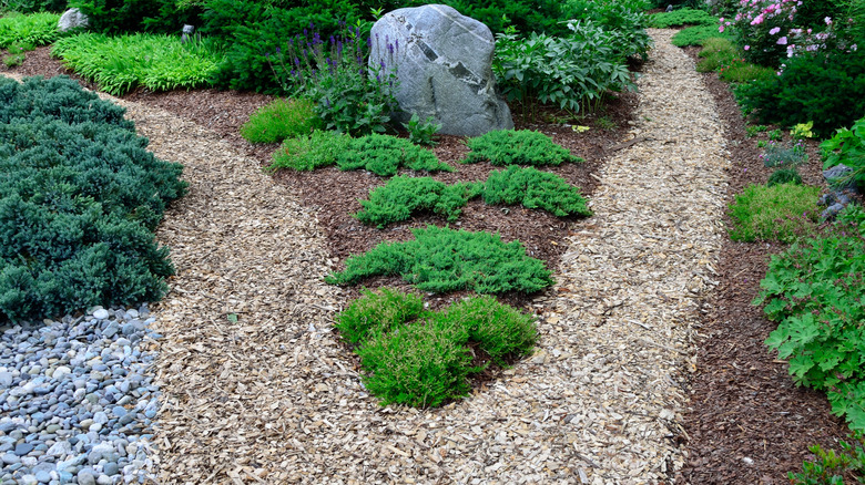 Landscape using wood/rock mulch