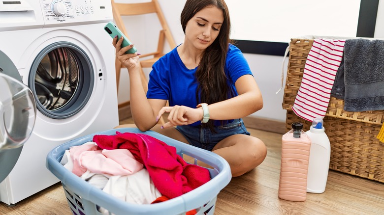 https://www.housedigest.com/img/gallery/is-there-really-a-cheapest-time-of-day-to-do-your-laundry/intro-1684429465.jpg