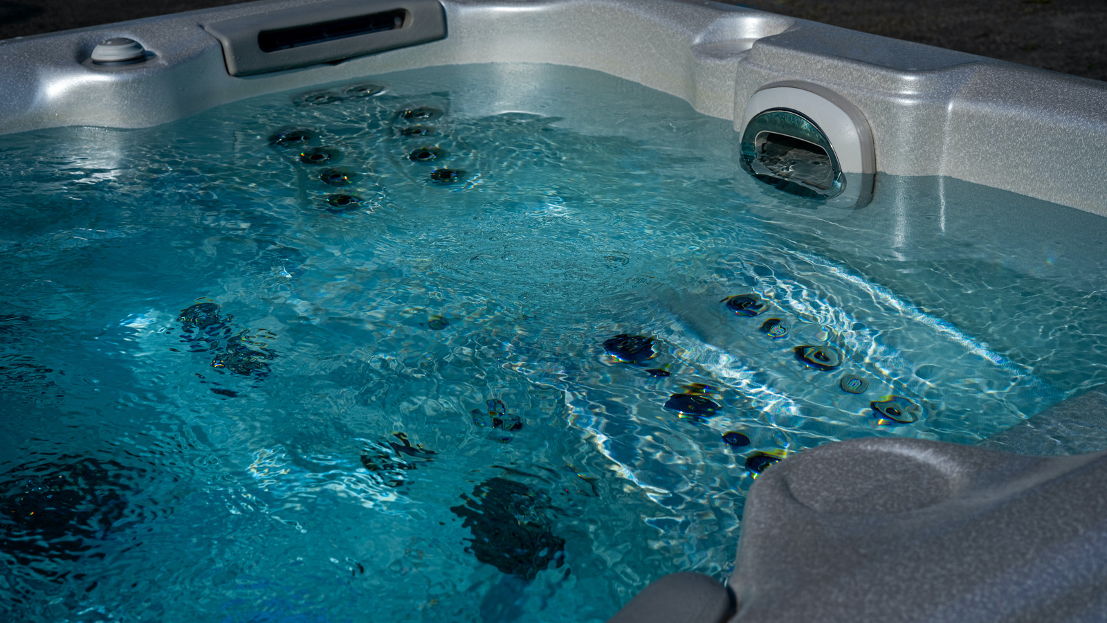 Jacuzzi Bathtub Vs Indoor Hot Tub What s The Difference 