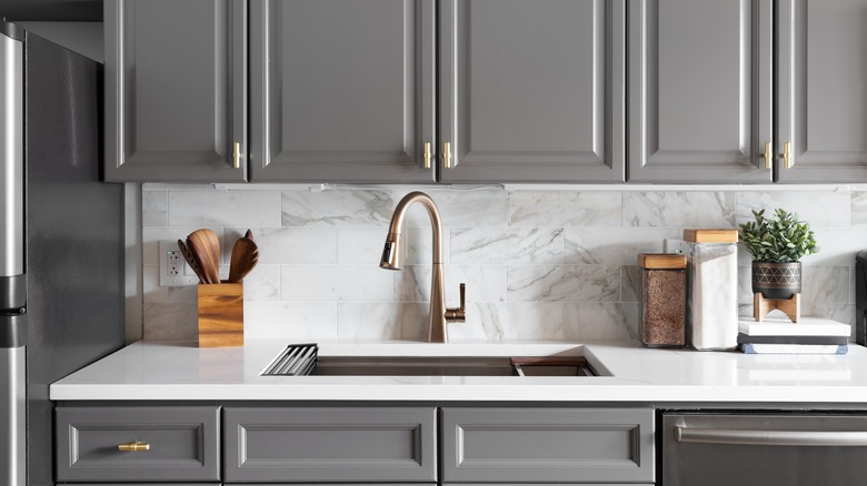 Gray kitchen with marble backsplash