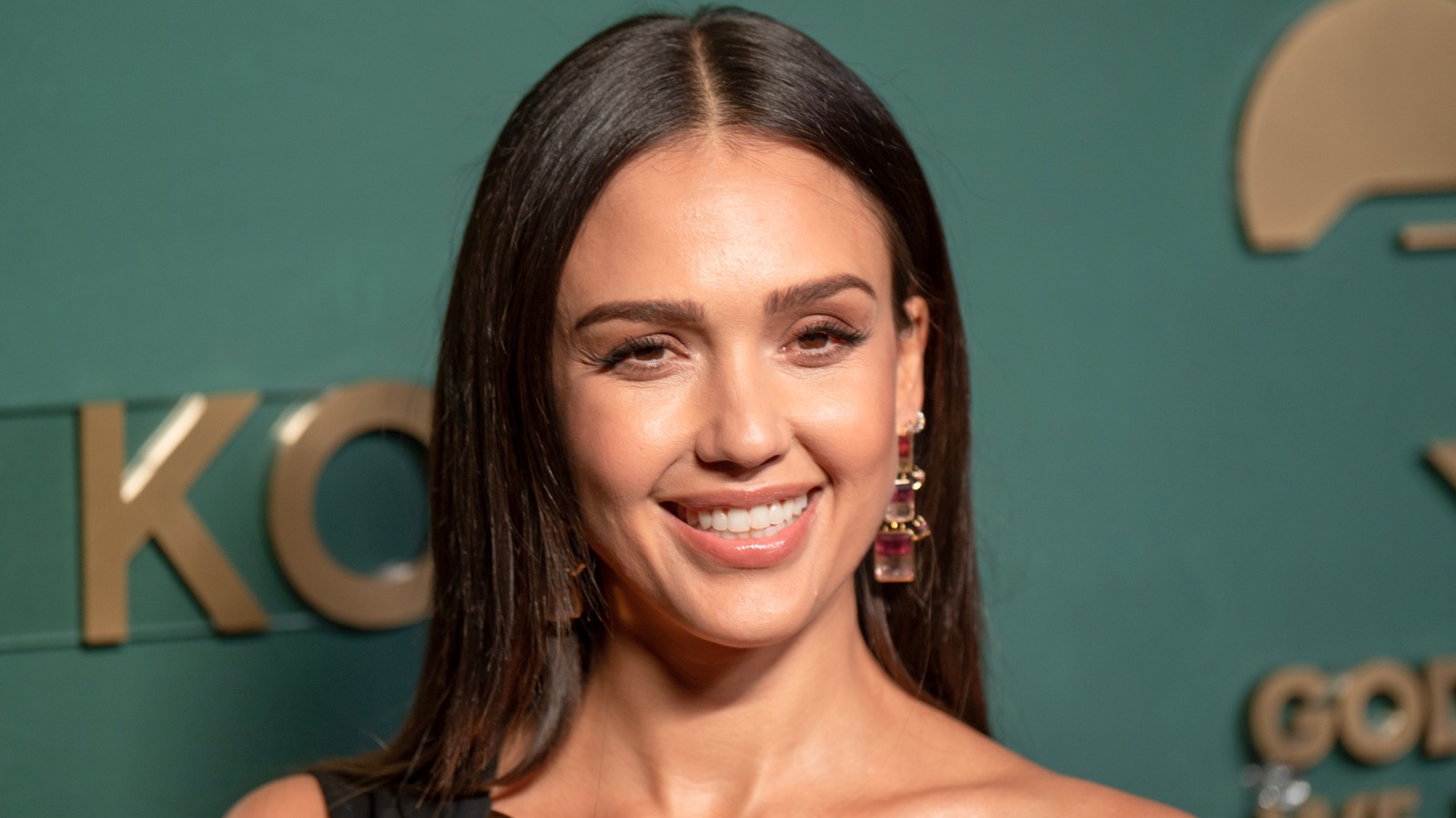 Jessica Alba Explains The Best Way To Hang String Lights For An 'Adult ...