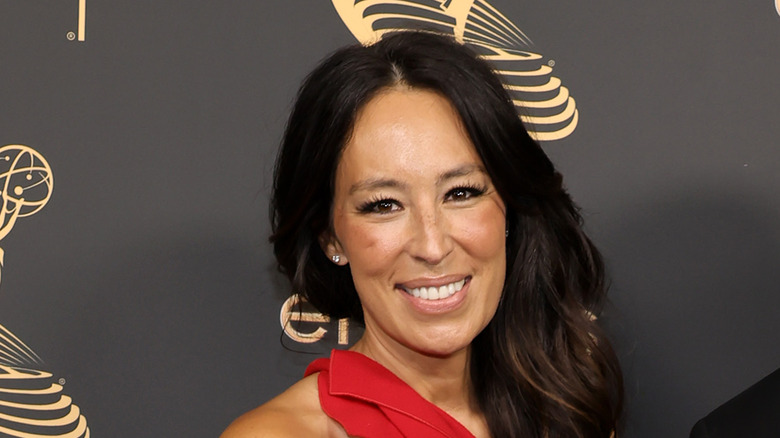 Joanna Gaines Shares The Simple Yet Retro Way To Add A Pop Of Color To ...