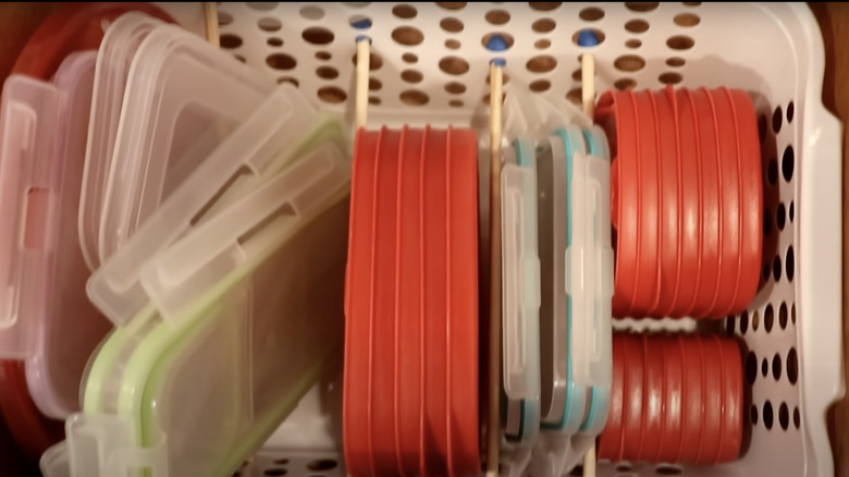 Organizer for food container lids that uses wooden dowels