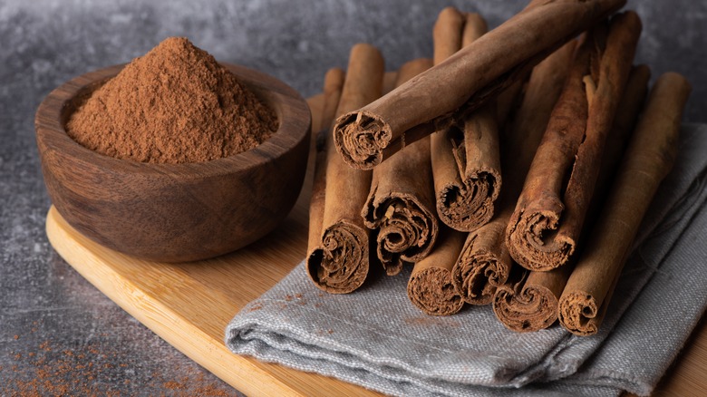 Powdered cinnamon and cinnamon sticks