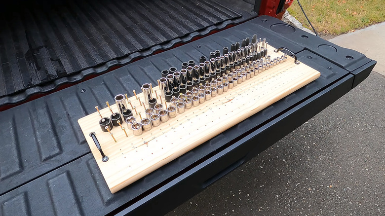 Socket organizer using screws