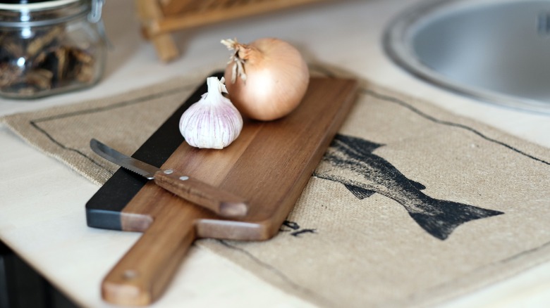 garlic and onion cutting board