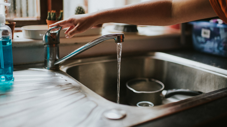 running kitchen sink