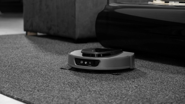 3i robot vacuum cleaning low-pile grey carpet