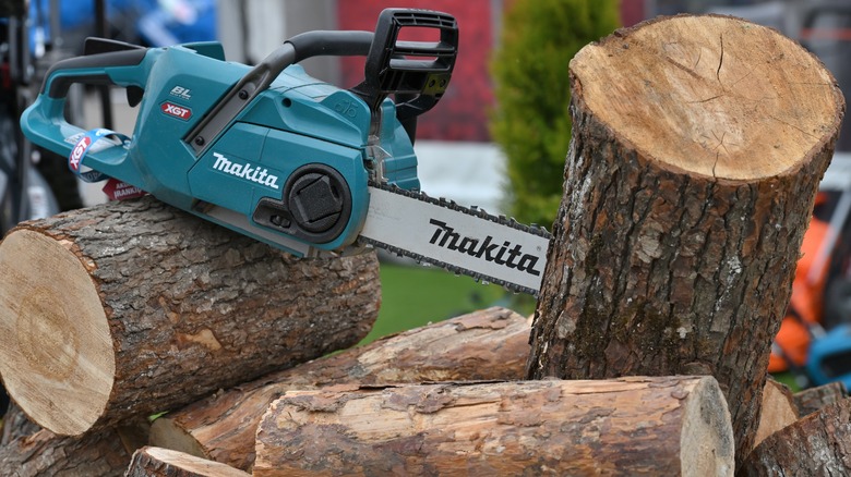 Makita chainsaw with logs